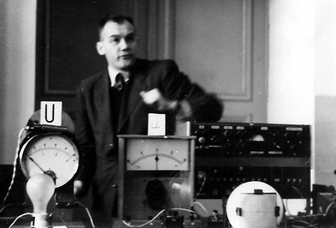 Prof. Schönfeld bei einer Vorlesung 1951