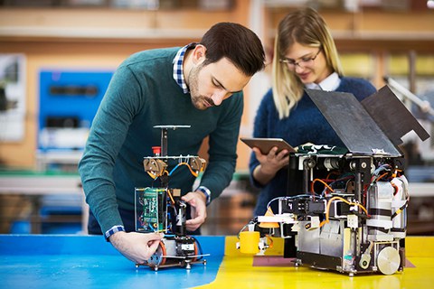 Studierende bei einem Robotik-Team-Projekt