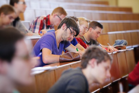 Studierende in einem  Hörsaal.
