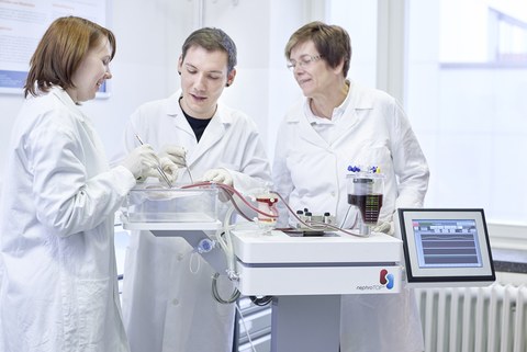 Zwei Doktoranden und eine wissenschaftliche Mitarbeiterin bei Forschungsarbeiten am Institut für Biomedizinische Technik.