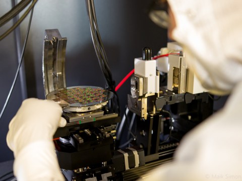 Bild: Ein Wissenschaftler arbeitet am Wafer im Labor