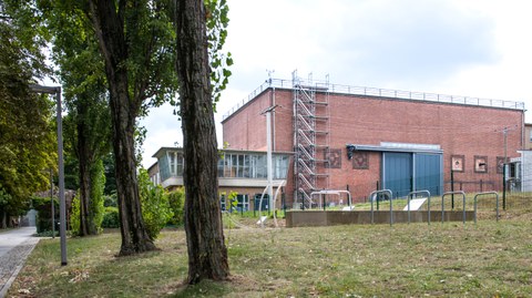 Blick auf den Binder-Bau der TU Dresden