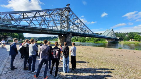 Gruppe steht am Elbufer