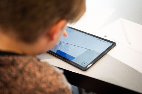 Kind schaut auf Tablet