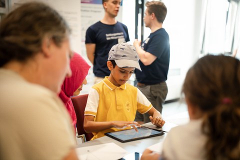 Kinder probieren den Simulator aus