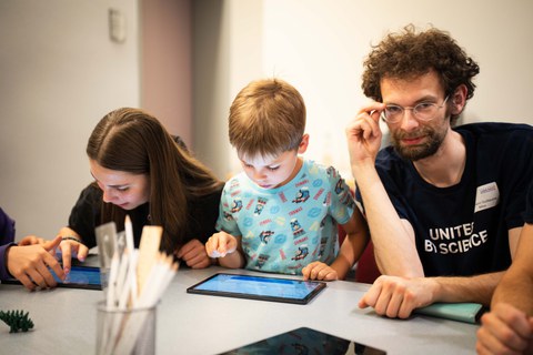 Kinder probieren den Simulator aus