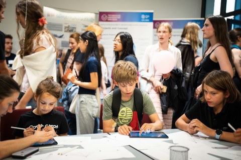 viele Besucher am Stand am IFW