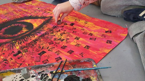 ein bemaltes Bild wird durch gestempelte Pattern aus 3D-gedruckten Cubes ergänzt