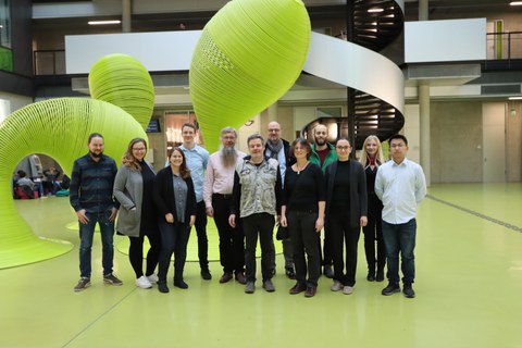 Gruppenfoto der Projektmitarbeitenden des Forschungsprojektes Accessible Maps im Foyer der Informatik Fakultät TUD