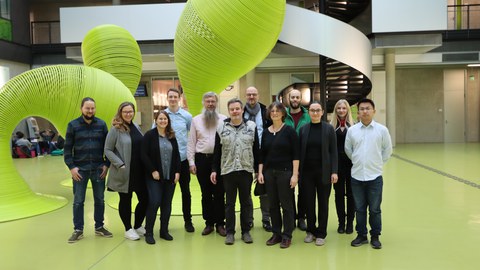 Gruppenfoto der Projektmitarbeitenden des Forschungsprojektes Accessible Maps im Foyer der Informatik Fakultät TUD