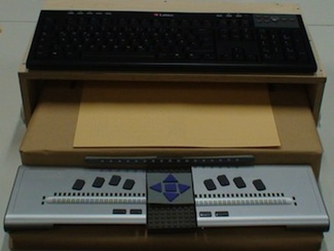 Prototyp 1: Keyboard über der Stiftplatte, Braille-Eingabe vor der Stiftplatte mit zusätzlicher Navigationsleiste und Cursorkreuz