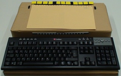 Prototyp 2: Keyboard vor der Stiftplatte, Braille-Eingabe über die Funktionstasten am oberen Plattenrand, Navigationsleiste vorn an der Platte und zwei Mausräder rechts und links