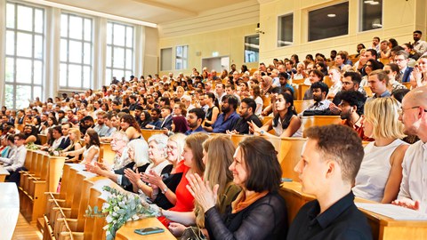 Blick auf die Absolventinnen und Absolventen mit ihren Gästen im Schönfeldhörsaal