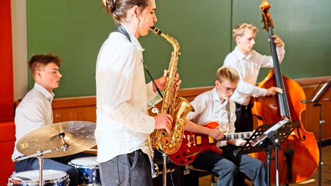 Schülerband beim Musizieren zur Absolventenverabschiedung