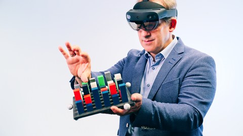 Prof. Raimund Dachselt mit VR-Brille und dreidimensionalem Objekt