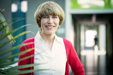 Portrait von Professorin Christel Baier im Foyer des Andreas-Pfitzmann-Baus