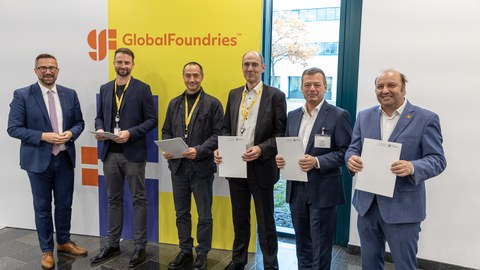 Staatsminister Martin Dulig überreicht symbolisch den Fördermittelbescheid für das Verbundprojekt Lotse in den Räumen von GlobalFoundries