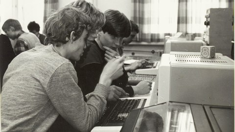 Schwarzweiß-Aufnahme Lehre am Rechner aus dem Tu Archiv 