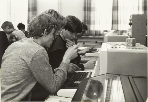 Schwarzweiß-Aufnahme Lehre am Rechner aus dem Tu Archiv 