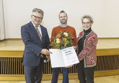 Preisverleihung an Dr. Jens Bornschein mit Rektorin Prof. Ursula M. Staudinger und Burkhard von der Osten, Geschäftsleitung Commerzbank AG Dresden