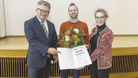 Preisverleihung an Dr. Jens Bornschein mit Rektorin Prof. Ursula M. Staudinger und Burkhard von der Osten, Geschäftsleitung Commerzbank AG Dresden