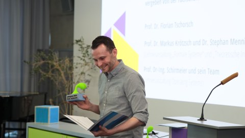 Prof. Florian Tschorsch wird als beste Lehrperson mit dem Lehrpreis ausgezeichnet