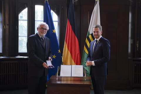 Ministerpräsident Michael Kretschmer überreicht den Bundesverdienstorden an Prof. Dr. päd. habil. Steffen Friedrich. 