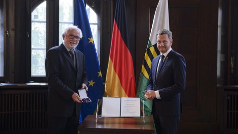 Ministerpräsident Michael Kretschmer überreicht den Bundesverdienstorden an Prof. Dr. päd. habil. Steffen Friedrich. 