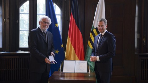 Ministerpräsident Michael Kretschmer überreicht den Bundesverdienstorden an Prof. Dr. päd. habil. Steffen Friedrich. 