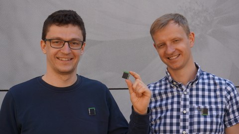 Kai Geißdörfer und Marco Zimmerling mit den von ihnen entwickeltem Kontaktverfolgungs-Anstecker bei Infizierung mit COVID-19