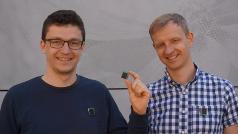 Kai Geißdörfer und Marco Zimmerling mit den von ihnen entwickeltem Kontaktverfolgungs-Anstecker bei Infizierung mit COVID-19