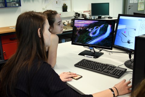 Zwei Schülerinnen zum Girl'sDay 2018 am Rechner, zwei Display mit Visualisierungen