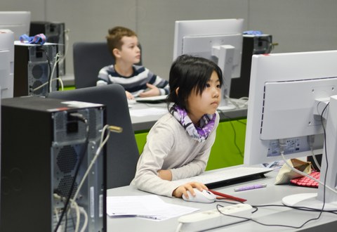 Schülerin beim Aufgabenlösen am PC zum Sächsischen Informatikwettbewerb 2019