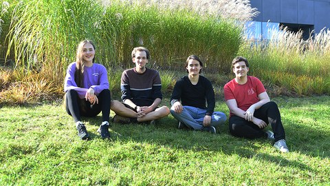 v.l.n.r. Sylvia Schnaus, Leonard Sonnenberg, Richard Müller, Jan Zimmermann auf dem Rasen hinter Fakultät sitzend
