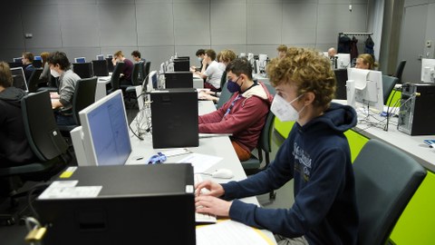 Sächsische Schüler:innen der Gymnasialstufe im Pc-Poll beim Lösen der Aufgaben des Sächsischen Informatikwettbewerbes