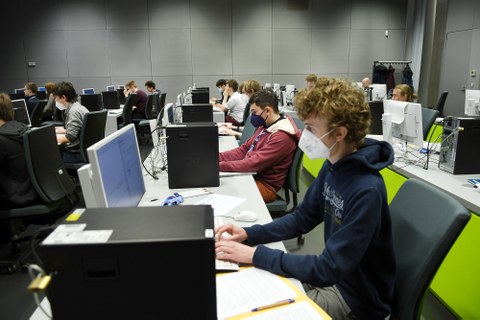 Sächsische Schüler:innen der Gymnasialstufe im Pc-Poll beim Lösen der Aufgaben des Sächsischen Informatikwettbewerbes