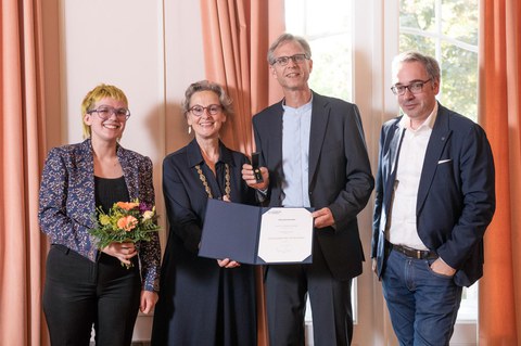 v.l.n.r. Helene Müller, Rektorin, Prof. Dr. Stefan Gumhold, Kanzler zur Verleihung der Ehrennadel der TU Dresden