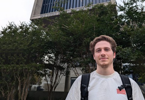 Master-Student Alexander Männel vor dem San Diego Supercomputer Center an der UC San Diego.