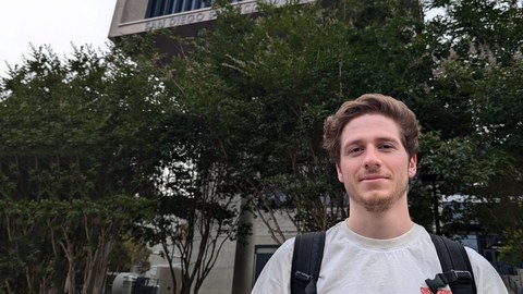 Master-Student Alexander Männel vor dem San Diego Supercomputer Center an der UC San Diego.