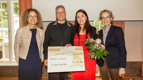 Heike Heuberger, Prof. Michael Schroeder, Dr. Melissa Adasme und Prof. Ursula M. Staudinger (v.l.nr.) nach der Übergabe des Dr. Walter Seipp-Preis. 