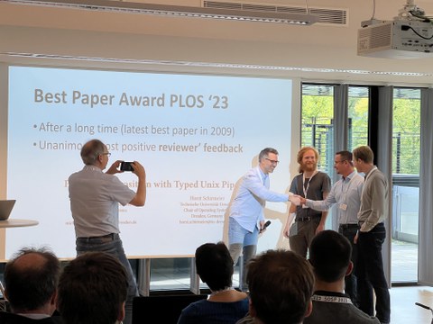 Überreichung des Best Paper Awards an Michael Sippel und Horst Schirmeier auf dem renommierten Workshop on Programming Languages and Operating  Systems (PLOS) im Rahmen des Symposiums on Operating Systems Principles (SOSP)