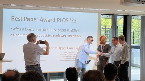 Überreichung des Best Paper Awards an Michael Sippel und Horst Schirmeier auf dem renommierten Workshop on Programming Languages and Operating  Systems (PLOS) im Rahmen des Symposiums on Operating Systems Principles (SOSP)