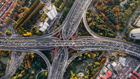 Luftansicht Autostraßen mit vielen Fahrzeugen