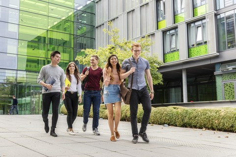 Studentengruppe vor dem Informatikgebäude