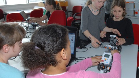 Mädchen programmieren Lego-Roboter zum Girl'sDay