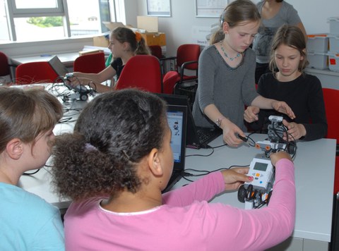 Mädchen programmieren Lego-Roboter zum Girl'sDay