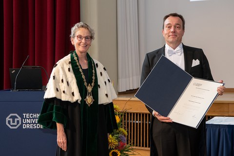 Ehrenpromovend Prof. Torben Bach Pedersen und die Rektorin der TU Dresden, Frau Prof. Ursula Staudinger nach Überreichung der Ehrenurkunde