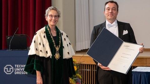 Ehrenpromovend Prof. Torben Bach Pedersen und die Rektorin der TU Dresden, Frau Prof. Ursula Staudinger nach Überreichung der Ehrenurkunde