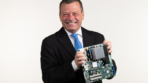 Prof. Wolfgang Lehner mit Platine