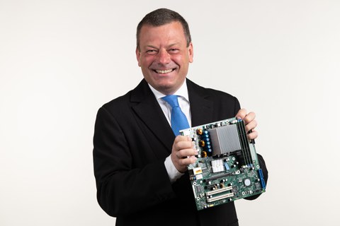 Prof. Wolfgang Lehner mit Platine